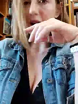 Snapshot of TopsyWilde chatting on 02/10/25, 08:53 TopsyWilde online show from 02/10/25, 08:53