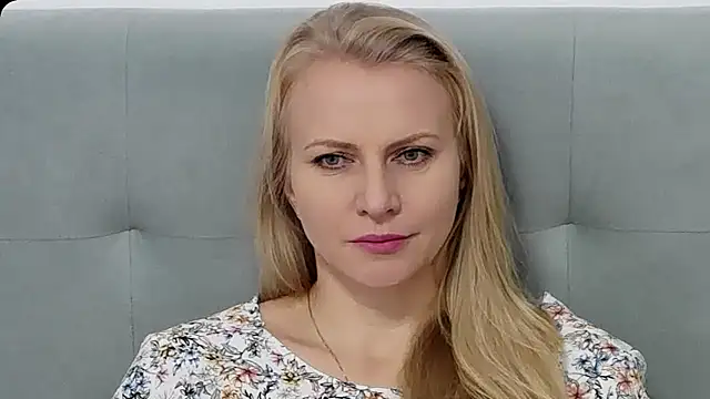 Snapshot of K__Adrienne chatting on 10/27/25, 06:14 K  Adrienne online show from 10/27/25, 06:14