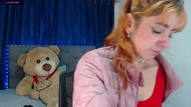 Snapshot of sarah_lovesu chatting on 09/22/25, 08:37 sarah lovesu online show from 09/22/25, 08:37