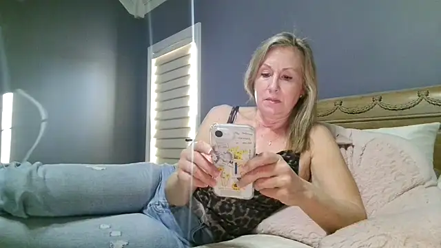 Lisaisluscious online show from 11/17/25, 02:43