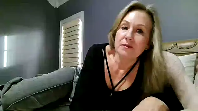 Lisaisluscious online show from 12/16/25, 02:54