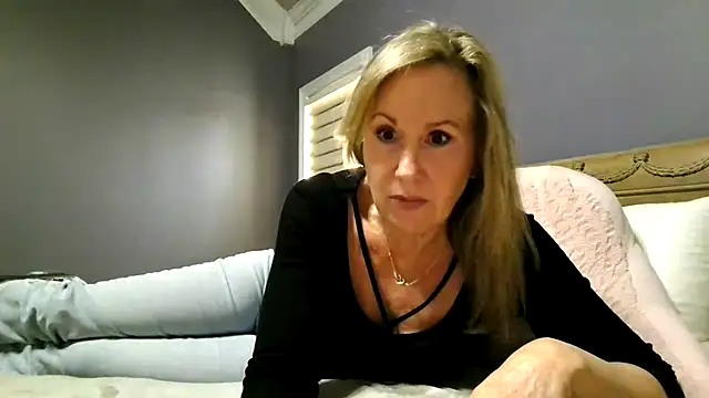 Lisaisluscious online show from 10/25/25, 01:45