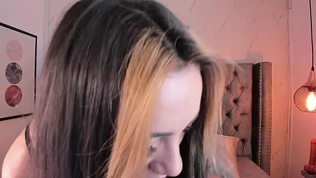 Snapshot of Kim_Blane chatting on 09/18/25, 04:15 Kim Blane online show from 09/18/25, 04:15