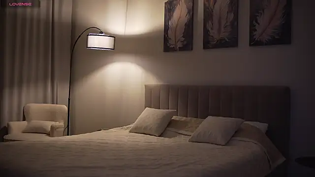 Danielle Thomas online show from 09/28/25, 06:15