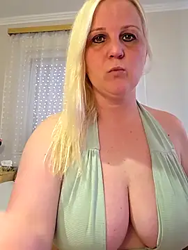 Snapshot of Mayci1984 chatting on 04/19/26, 10:27 Mayci1984 online show from 04/19/26, 10:27