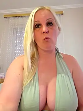 Snapshot of Mayci1984 chatting on 04/27/26, 10:24 Mayci1984 online show from 04/27/26, 10:24