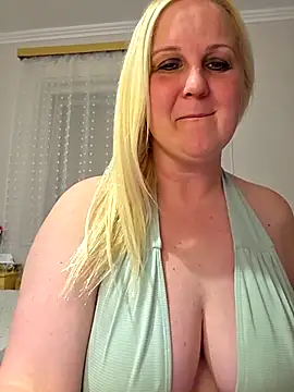 Snapshot of Mayci1984 chatting on 04/15/26, 08:09 Mayci1984 online show from 04/15/26, 08:09