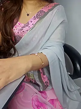 Snapshot of aliyaah_singh chatting on 03/19/25, 08:43 aliyaah singh online show from 03/19/25, 08:43