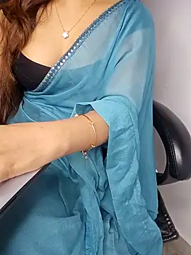 Snapshot of aliyaah_singh chatting on 03/10/25, 08:34 aliyaah singh online show from 03/10/25, 08:34