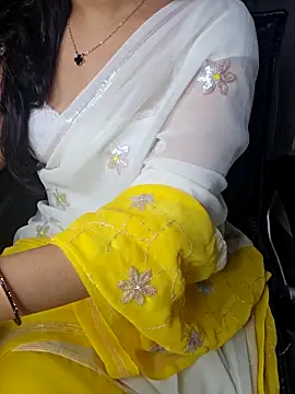 Snapshot of aliyaah_singh chatting on 10/08/25, 06:19 aliyaah singh online show from 10/08/25, 06:19