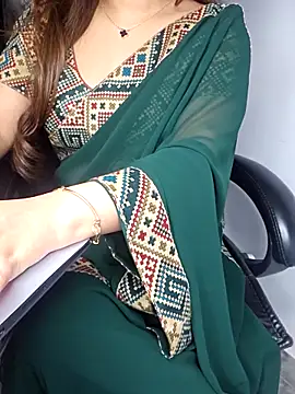 Snapshot of aliyaah_singh chatting on 03/17/25, 09:02 aliyaah singh online show from 03/17/25, 09:02