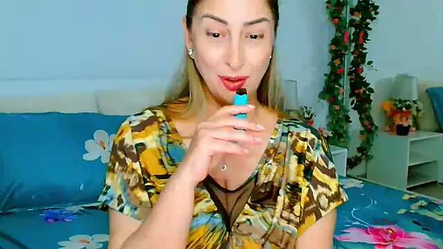 Snapshot of Tyana40 chatting on 03/18/25, 05:34 Tyana40 online show from 03/18/25, 05:34