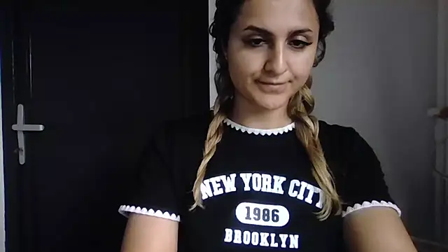 Snapshot of NicolePlay chatting on 06/03/26, 02:33 NicolePlay online show from 06/03/26, 02:33