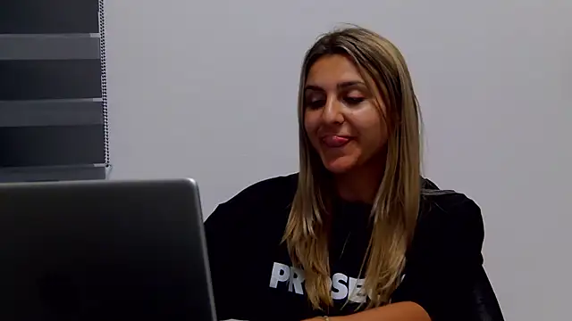 NicolePlay online show from 05/30/26, 08:25