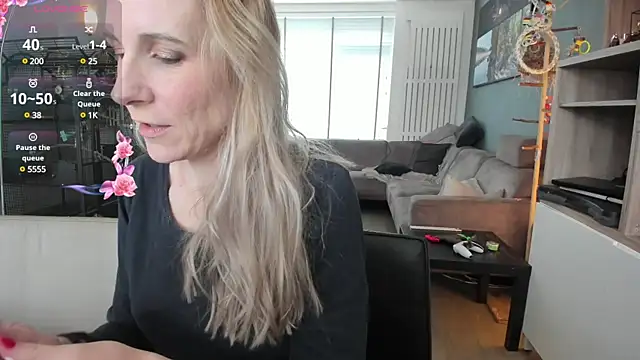 Snapshot of NaomiAndFriends chatting on 02/20/25, 10:48 NaomiAndFriends online show from 02/20/25, 10:48