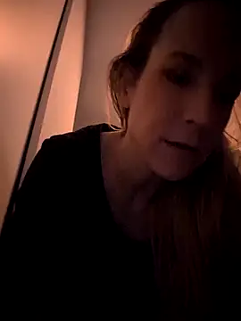 Snapshot of NaomiAndFriends chatting on 02/05/25, 02:16 NaomiAndFriends online show from 02/05/25, 02:16
