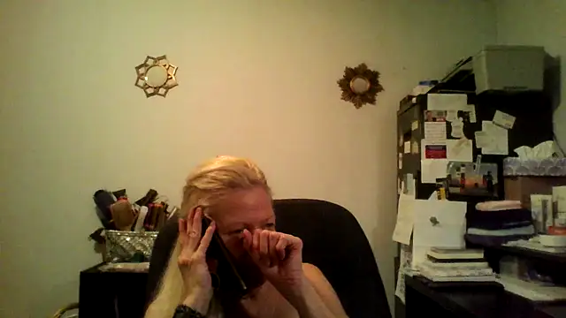 Snapshot of XTRAHORNYONE chatting on 10/11/25, 04:13 XTRAHORNYONE online show from 10/11/25, 04:13