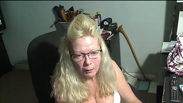 Snapshot of XTRAHORNYONE chatting on 11/16/25, 02:38 XTRAHORNYONE online show from 11/16/25, 02:38