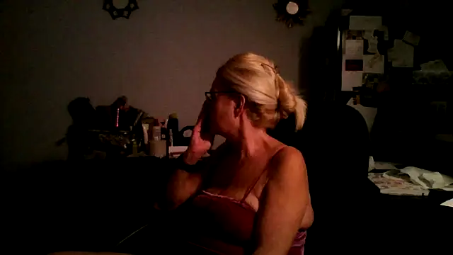 Snapshot of XTRAHORNYONE chatting on 10/16/25, 12:41 XTRAHORNYONE online show from 10/16/25, 12:41