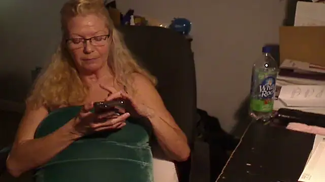 Snapshot of XTRAHORNYONE chatting on 02/13/25, 12:13 XTRAHORNYONE online show from 02/13/25, 12:13