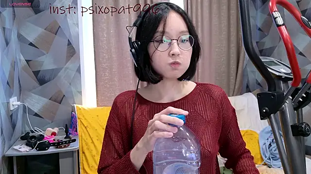 Snapshot of aliiiiiina chatting on 10/15/25, 11:18 aliiiiiina online show from 10/15/25, 11:18
