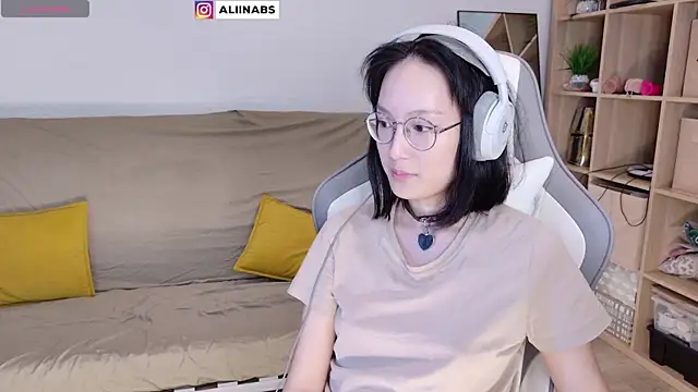Snapshot of aliiiiiina chatting on 02/24/25, 06:05 aliiiiiina online show from 02/24/25, 06:05