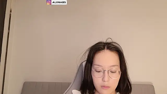 Snapshot of aliiiiiina chatting on 02/01/25, 12:58 aliiiiiina online show from 02/01/25, 12:58