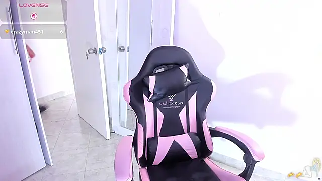 wandaxs69 online show from 05/17/26, 07:14