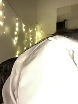 Snapshot of -Camila chatting on 05/16/26, 04:33 -Camila online show from 05/16/26, 04:33