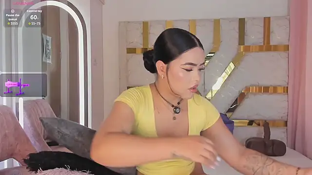 Snapshot of sophy_champagne chatting on 07/15/26, 01:01 sophy champagne online show from 07/15/26, 01:01