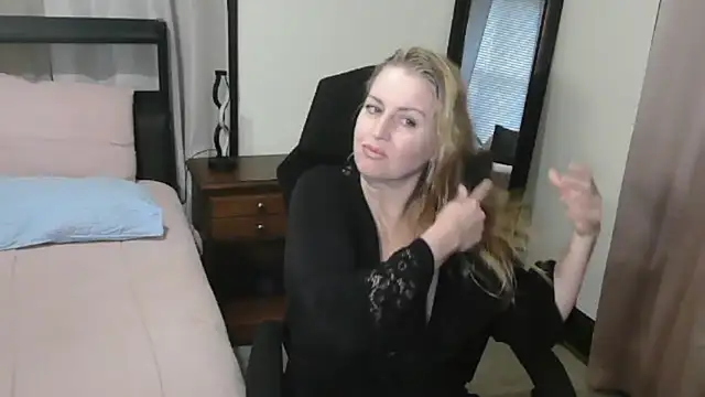 Snapshot of HollieBim chatting on 10/23/25, 12:37 HollieBim online show from 10/23/25, 12:37