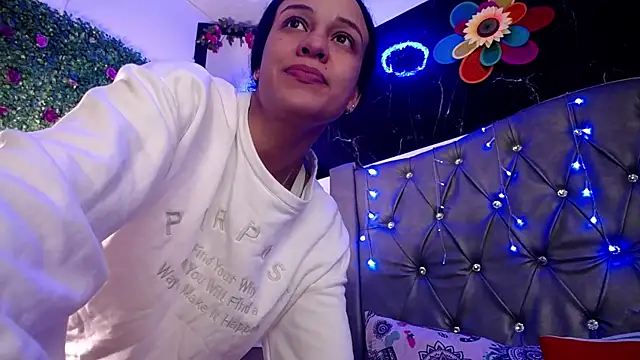 Snapshot of LAILAGUMMY chatting on 03/18/25, 10:04 LAILAGUMMY online show from 03/18/25, 10:04
