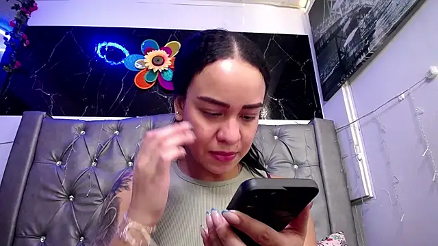 Snapshot of LAILAGUMMY chatting on 02/19/25, 02:33 LAILAGUMMY online show from 02/19/25, 02:33