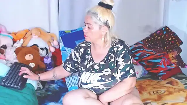 estrellita fugaz16x online show from 12/15/25, 03:01