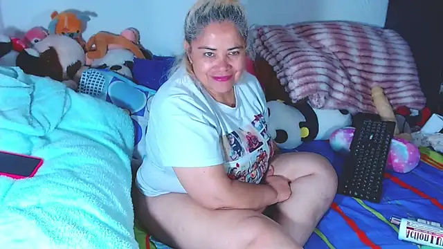 Snapshot of estrellita_fugaz16x chatting on 06/05/26, 03:00 estrellita fugaz16x online show from 06/05/26, 03:00