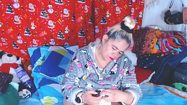 Snapshot of estrellita_fugaz16x chatting on 02/01/26, 04:44 estrellita fugaz16x online show from 02/01/26, 04:44