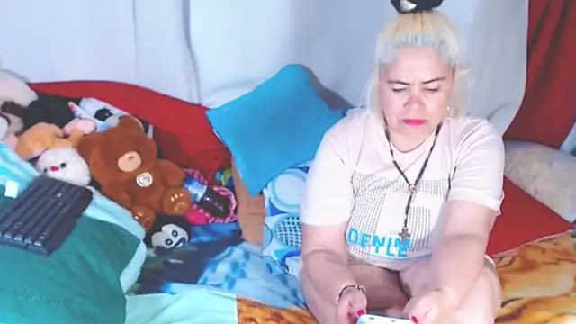 estrellita fugaz16x online show from 11/27/25, 04:02