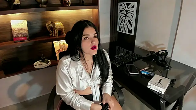 Snapshot of Maddysex_ chatting on 11/27/25, 11:43 Maddysex online show from 11/27/25, 11:43