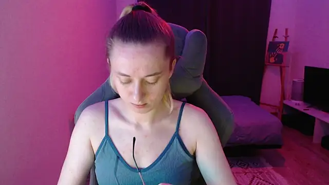 AnabelFrel online show from 11/27/25, 01:17