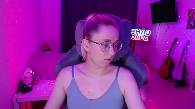 Snapshot of AnabelFrel chatting on 12/15/24, 12:40 AnabelFrel online show from 12/15/24, 12:40