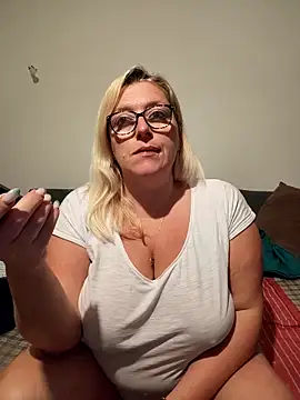 Snapshot of winniess40 chatting on 04/18/26, 02:47 winniess40 online show from 04/18/26, 02:47