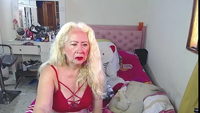 Snapshot of lucy_belle_bm chatting on 06/11/26, 02:36 lucy belle bm online show from 06/11/26, 02:36
