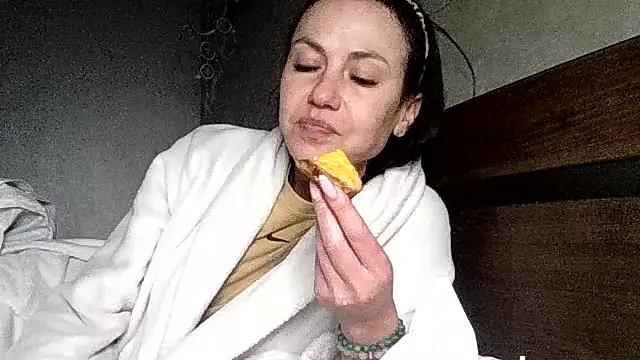 JulianaGold1 online show from 04/23/26, 05:25