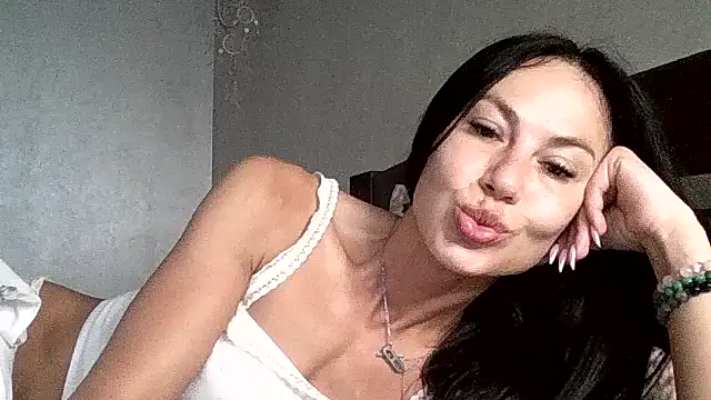 Snapshot of JulianaGold1 chatting on 06/03/26, 06:36 JulianaGold1 online show from 06/03/26, 06:36