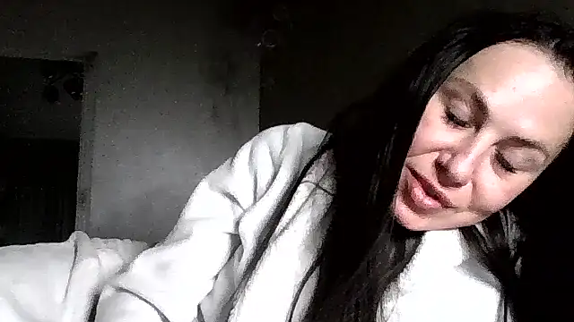 Snapshot of JulianaGold1 chatting on 06/06/26, 10:26 JulianaGold1 online show from 06/06/26, 10:26