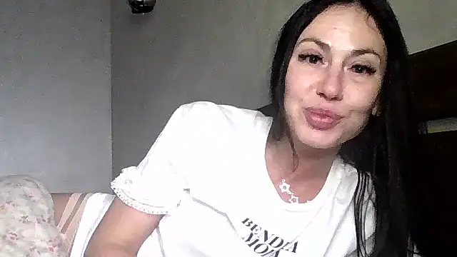 JulianaGold1 online show from 11/19/25, 09:26