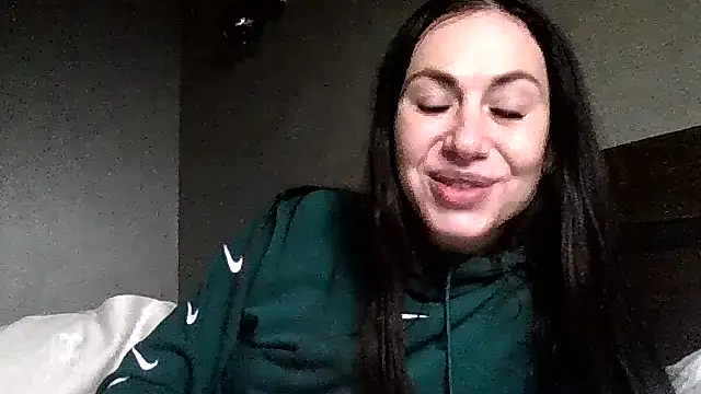 JulianaGold1 online show from 12/05/25, 09:34