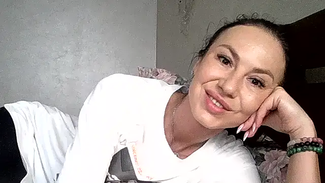 Snapshot of JulianaGold1 chatting on 06/12/26, 02:15 JulianaGold1 online show from 06/12/26, 02:15