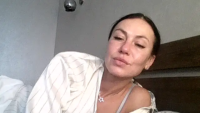 JulianaGold1 online show from 11/14/25, 01:15