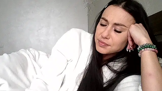 JulianaGold1 online show from 05/18/26, 02:11